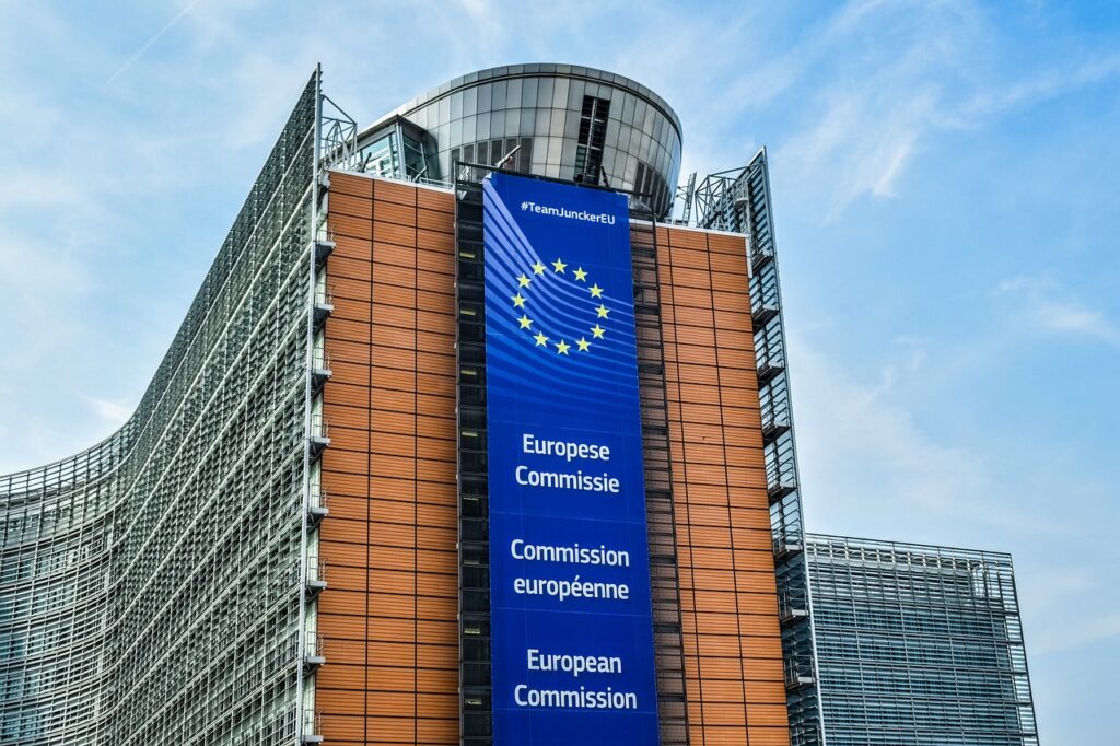Sede della Commissione Europea a Bruxelles con banner istituzionale sulle nuove direttive UE.