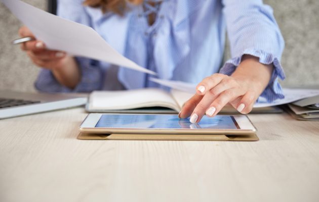 Assistente virtuale al lavoro con tablet e documenti fiscali